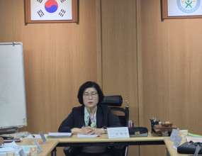 -한마음 체육대회 전 총학생회 2차 대면회의 모임-일  시  : 2025.05.12.월(19:00~21:00)-장  소  : 본교 총학생회실제23대 총학생회 김귀란 회장님 인사말씀으로 회의 시작했어요! 우리 회장님은 아침부터 제일 먼저 오셔서 항상 열심히...한마음체육대회 관련해서 김귀란 총학생회장님께서  전반적인 행사 진행사항을 설명하고 있네요!   우리 임원진들  엄청 열심히 경청중....한마음 체육행사장에서 그날 행사시 입장 및 실내자리 배치 관련 등으로 자세히 동선을 설명해 주신다고 합니다. 시작할께요.... 총학생회 김석태 수석부회장님께서 제일 열심히 경청하고 있어요! 묵묵히 열심히 그리고 조용히.... 이번 한마음 체육행사는 4팀으로 정했어요! 배려팀, 협동팀,  창조팀, 존중팀 이렇게요!     팀 이름이 너무 마음에 듭니다. 서로에게 존중 배려 등으로..한마음체육행사시 사용할 물품 곰곰히 챙겼어요!  보고 또 보고  확인하면서요. 대충 금지!혹시 빠뜨린 물품있는지 다시 한번 확인 해 보고 정리해 놓았어요!국제사이버대학교 교기와 총학생회기.5대 지역학우회기도 모두 점검 완료했어요! 확인했는데 또 다시 확인함...한마음 체육행사 준비 하신 총학생회 임원진들에게 오늘 수고 많았습니다. 사진이 너무 흐리게 촬영했어요!   죄송합니다. 그래도 환한미소가 예쁘네요.오늘은 다가오는 한마음 체육행사를 위해 바쁜 일정 가운데도 2차 대면모임에 참석해주시고 각종 물품 준비와 전반적인 행사 계획에 함깨해주셔서 감사드립니다.  임원진들의 꼼꼼한 준비와 정성 덕분에 밑그림이 탄탄하게 그려지고 있네요. 체육행사 당일 맑고 화창한 날씨와 함께 준비하신 모든 일정이 순조롭고 즐겁게 진행되기를 기원합니다.이번 행사는  배려팀, 창조팀, 존중팀, 협동팀 이라는 아름다운 이름으로 팀이 구성되었습니다. 이름처럼 서로 아끼고 새롭게 생각하며 존중하고 협력하는 마음으로 이번 행사가 행복하고 오래기억에 남은 소중한 추억이 되기를 소망합니다.  행사 마친 후에는 우리 모두가 하나 되어 사용했던 물품들을 정돈하고 제자리에 돌려놓으며 마무리까지 함께 해주실 것을 당부드립니다.국제사이버대학교 한마음 체육행사!우리가 함께 만들어가는 웃음과 감동의 시간 .소속을 넘어 하나 되어 뛰는 그 순간이 기다려집니다.